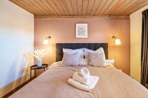 a bedroom with a bed with towels on it at Jules Reetdachkate in Mildstedt