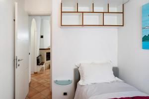 a small bedroom with a bed and a mirror at Salice Felice in Ventimiglia