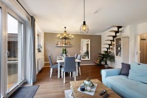 a living room with a blue couch and a table at Küsten-Bude in Elmenhorst
