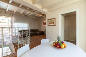 a room with a table with a bowl of fruit on it at Appartamento Bacco in Lido di Camaiore