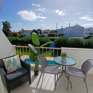 a patio with a table and chairs on a balcony at Villa Martinique in Albufeira