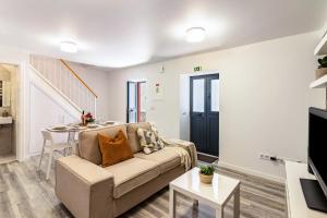 a living room with a couch and a table at Casa do Porto in Paul do Mar