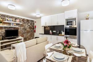 a kitchen and dining room with a table and chairs at Casa do Porto in Paul do Mar