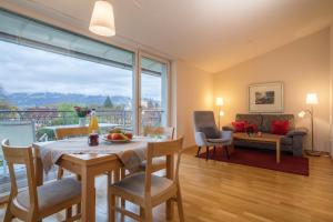 a living room with a table and chairs and a large window at Pfirsichblüte in Lindau