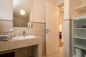 a bathroom with a sink and a mirror at Pfirsichblüte in Lindau +13 photos