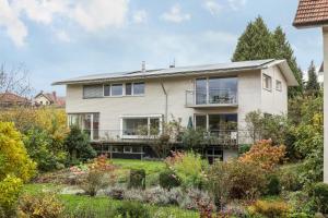 an exterior view of a house with a garden at Pfirsichblüte in Lindau