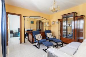 a living room with chairs and a mirror at Villa Eden Nerja in Nerja