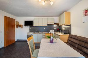 a kitchen and dining room with a table in a room at Gartnerhof Apt Glücksklee in Colle Isarco