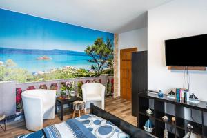 a hotel room with a view of the ocean at Charmante 32 m² Ferienwohnung in Barth