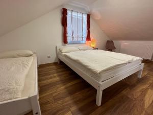 a bedroom with two beds and a window at Dreams im Obergeschoss in Koetz 