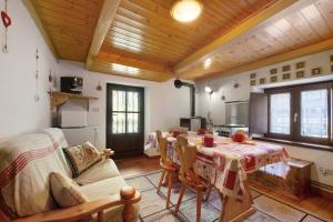 a kitchen and dining room with a table and chairs at Petite Maison des Alpes in Morgex