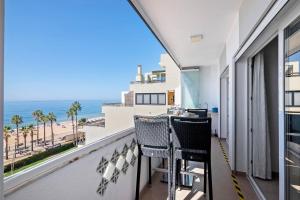 a balcony with a view of the beach at Paraná in Quarteira