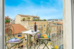 a balcony with a table and chairs on a balcony at Appartamento del corso in Olbia