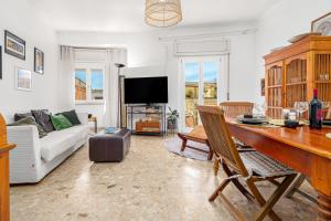 a living room with a table and a couch at Appartamento del corso in Olbia