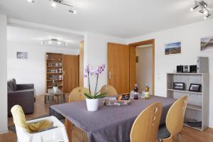 a dining room with a table and chairs at Ferienwohnung Windradblick in Schonach