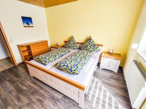 a bedroom with a bed and two pillows on it at Ferienwohnung Ella, 95qm, Terrasse in Todtnau