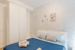 a bedroom with a blue bed with two pillows at Villetta Marettimo Cornino in Custonaci