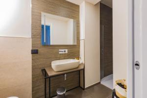 a bathroom with a sink and a mirror at Gatto Matto in Brolo