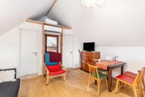 a room with a desk and chairs and a table at Tiny House an der Werra in Bad Sooden-Allendorf