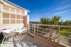 a patio with a table and chairs on a balcony at Casa Minuni in Almería