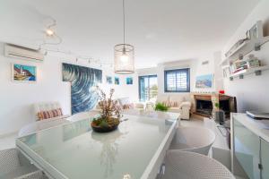 a kitchen and living room with a table and chairs at Casa Minuni in Almería