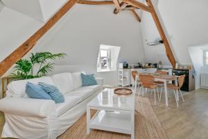 a living room with a white couch and a table at Martin - Appartement Le Croisic in Le Croisic