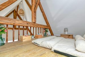 a room with two beds in the attic at Martin - Appartement Le Croisic in Le Croisic