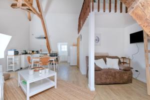 a living room with a couch and a table at Martin - Appartement Le Croisic in Le Croisic