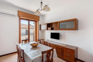 a dining room with a table and a television at Appartamento il Sentiero degli Dei in Agerola