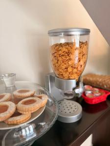 a counter with a food processor with pretzels on a plate at Nacional B&B in Monforte San Giorgio Marina