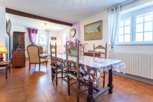 a dining room with a table and chairs at Villa Nicole face mer in Trégunc