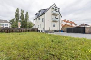 a white house on a hill with a yard at Fewo Landblick Geiseltal in Braunsbedra