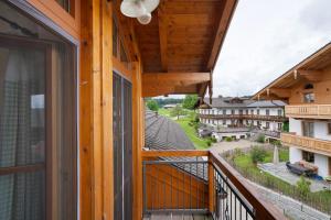 an outdoor balcony with a view of a building at Neubau - Freundliche Fewo Bergblick in Höslwang