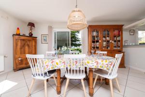 a dining room with a table and chairs at Escapade Sérénité - Les Alignements in Carnac