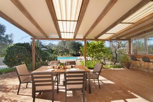 an outdoor dining room with a table and chairs at Casa Palma in Paderne