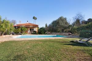 a swimming pool in a yard with a house at Casa Palma in Paderne