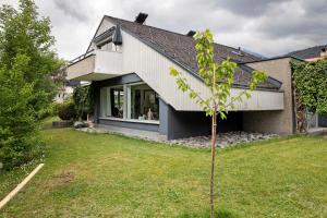 a house with a tree in the yard at Haus Gutschi in Imst