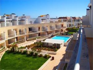 an aerial view of a building with a swimming pool at Mare Cheia in Santa Luzia
