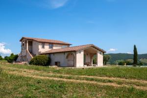 a house in the middle of a field at Albergo Pietriccio Rosso in Manciano