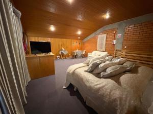 a room with three beds and a television in it at A Cabanha in Caçador