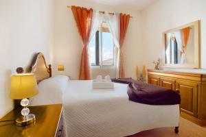 a bedroom with two beds and a window at Casa Orquidea T3 in Ponta do Sol