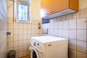 a small bathroom with a washing machine in it at Nguyen und Le 2 in Neukirch