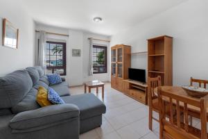 a living room with a couch and a tv at Piso Tazacorte in Puerto