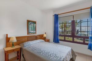 a bedroom with a bed and a window at Piso Tazacorte in Puerto