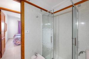 a shower with a glass door in a bathroom at Piso Tazacorte in Puerto