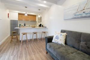 a living room with a couch and a kitchen at Adega do Portinho Velho in Piedade