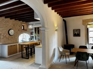 an open kitchen and dining room with a table and chairs at Numero Uno in Búger