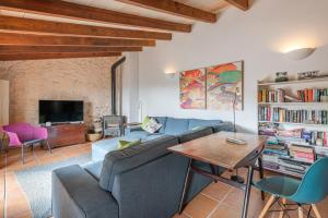 a living room with a couch and a table at Numero Uno in Búger