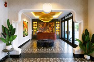 a hallway of a hotel with a large lobby at Cao Boutique Hotel in Thôn Trường Giang