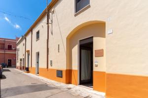 a building with an open door on a street at La rimesa di Tittì - Tittì in Alezio